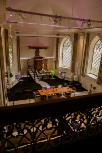 FilmKerk topshot staand