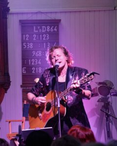 Syb op gitaar in filmkerk wolvega